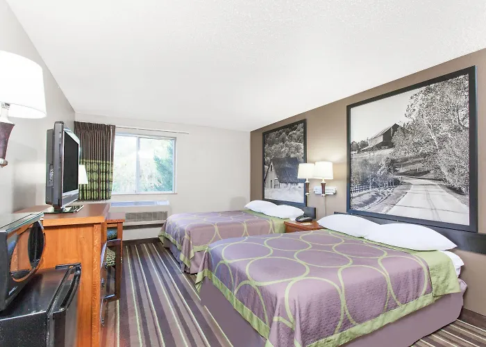 Super 8 By Wyndham Richlands/Claypool Hill Area